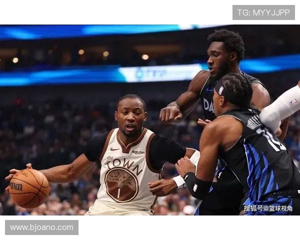 勇士与独行侠激战正酣NBA赛场精彩瞬间回顾与分析